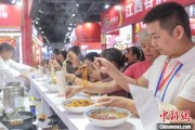 梦见死去“嗦粉”经济火热 中国多地“食力”出圈